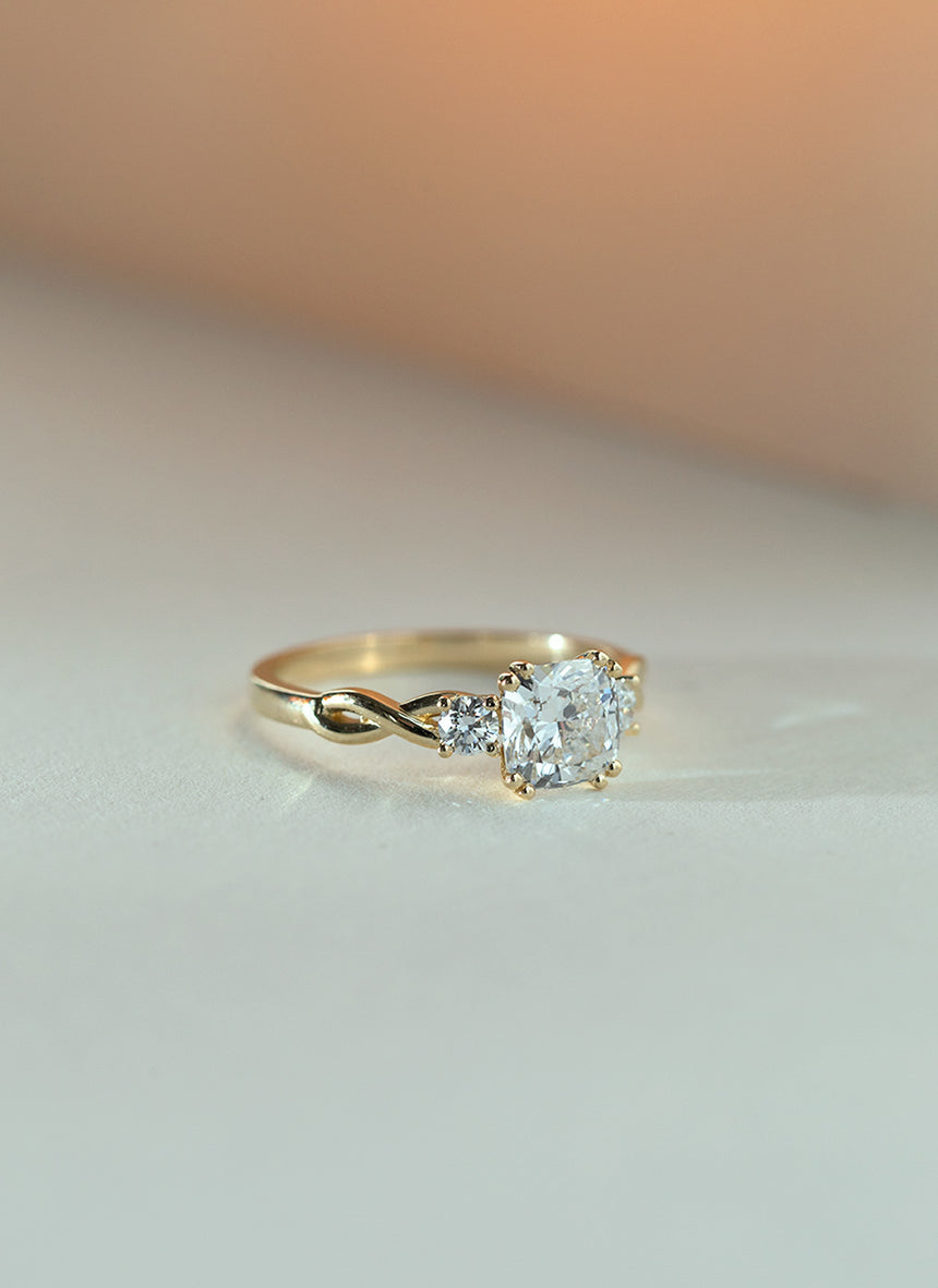 Custom cushion diamond ring 14k goud